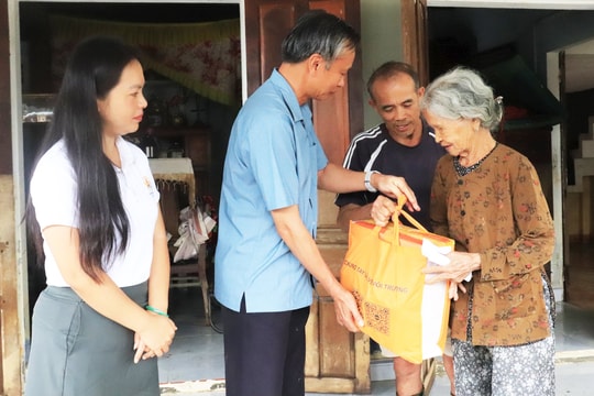 Phó Chủ tịch HĐND thành phố Đoàn Ngọc Hùng Anh thăm các gia đình chính sách, hộ đặc biệt khó khăn tại vùng lũ