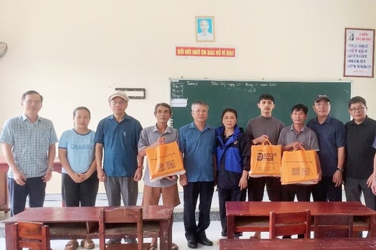 Chủ tịch HĐND thành phố Nguyễn Đức Dũng thăm, tặng quà người dân bị thiệt hại nặng do mưa lũ