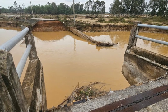 Tạm dừng lưu thông qua lại cầu Bà Ngân, do x ói trôi đường dẫn vào cầu