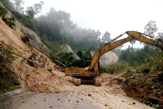 Tập trung thông tuyến giao thông, khắc phục sạt lở bờ sông Thu Bồn