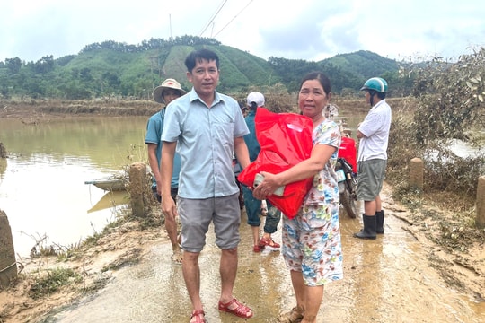 Các địa phương, đơn vị trao quà hỗ trợ người dân vùng ngập lụt, sạt lở