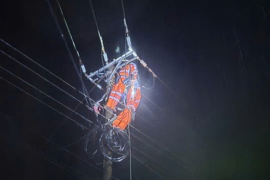 Nỗ lực cấp điện trở lại 100% trong ngày 2/11