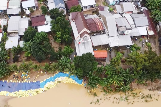 Khẩn trương phòng, chống sạt lở bờ sông Thu Bồn