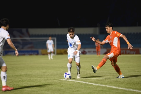 Đương kim vô địch lo rớt hạng, tân binh đua vô địch!