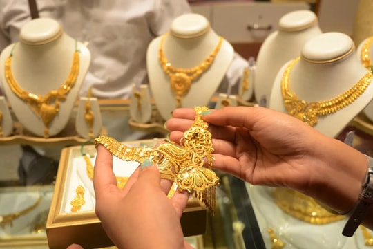 Giá vàng chiều nay 2/11/2025: Giá vàng SJC, BTMC, PNJ, Mi Hồng, giá vàng nhẫn trong nước, vàng thế giới