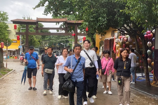Foreign tourists return to Da Nang’s Hoi An after floods
