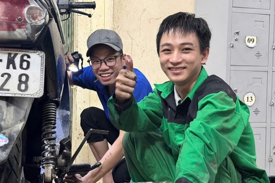 Sinh viên Trường Đại học Đông Á sửa xe miễn phí cho người dân