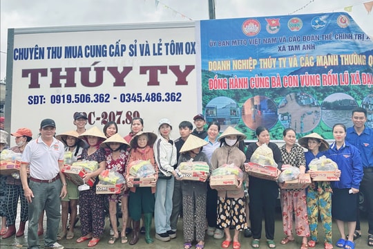 Những tấm lòng sẻ chia với người dân vùng lũ