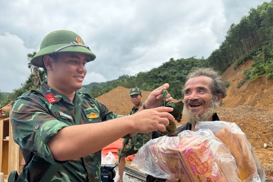 Bộ đội vượt rừng tiếp tế vùng bị cô lập ở Trà Tân
