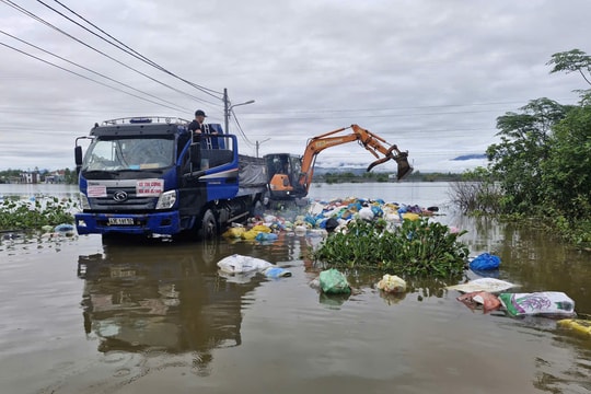 Công nhân môi trường được phép dọn các tấm che cửa thu nước mưa