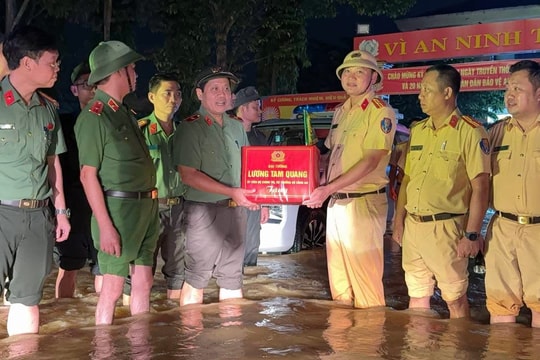 Bộ Công an thăm, tặng quà người dân vùng lũ ở Đà Nẵng