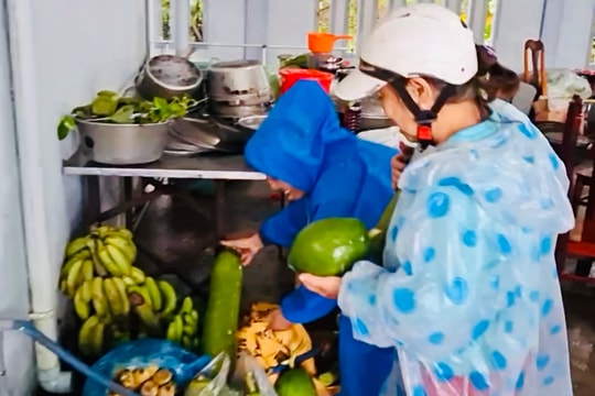 Chia sẻ khó khăn với người dân vùng rốn lũ