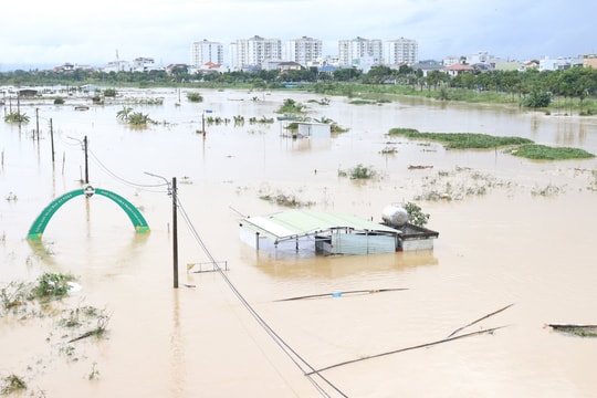 Dự báo sáng 5/11, bão số 13 sẽ di chuyển vào Biển Đông