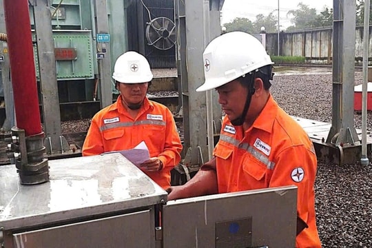 Xuyên đêm đưa điện về vùng cao