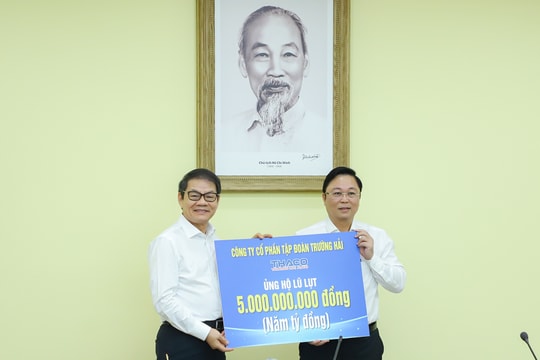 Chủ tịch HĐQT Thaco Trần Bá Dương trao hỗ trợ 5 tỷ đồng giúp Đà Nẵng khắc phục hậu quả mưa lũ