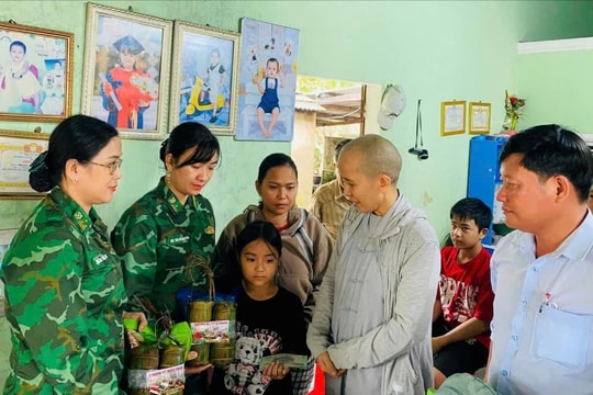 Biên phòng tặng 2.000 bánh tét, lương khô cho người dân vùng lũ