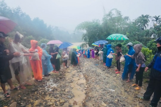 Gần 200 người dân xã Trà Đốc đội mưa vận chuyển hàng cứu trợ trong vùng bị cô lập