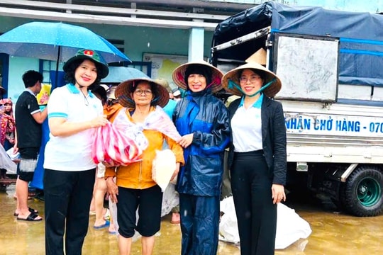 Đồng lòng giúp dân khắc phục hậu quả mưa lũ