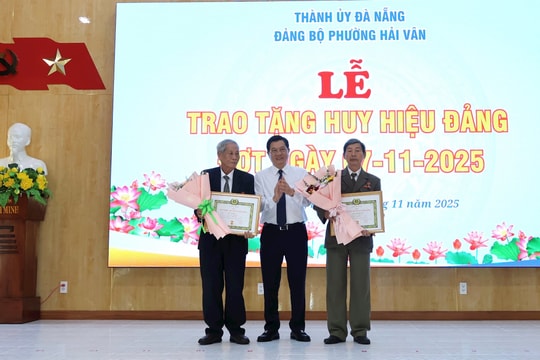 Đảng bộ phường Hải Vân trao tặng Huy hiệu Đảng cho 17 đảng viên