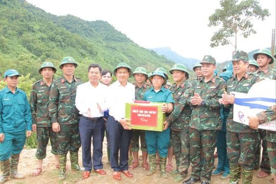 Phó Bí thư Thường trực Thành ủy Đà Nẵng Nguyễn Đình Vĩnh động viên lực lượng tuyến đầu và người dân bị ảnh hưởng mưa lũ