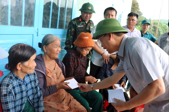 Phó Bí thư Thành ủy Ngô Xuân Thắng kiểm tra công tác khắc phục mưa lũ tại xã Lãnh Ngọc và Thạnh Bình