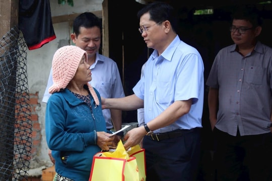 Phó Chủ tịch Thường trực HĐND thành phố Trần Phước Sơn thăm, tặng quà các xã bị thiệt hại do mưa lũ