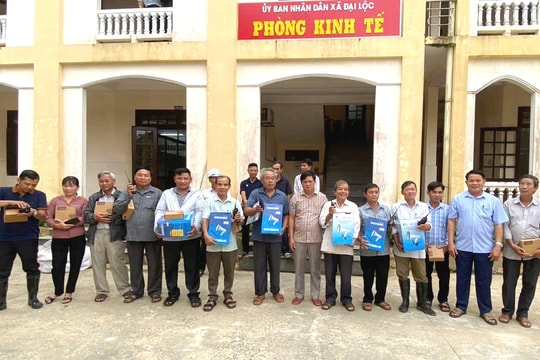 Xã Đại Lộc trang bị máy bộ đàm cho 33 thôn, đảm bảo liên lạc ứng phó bão lũ