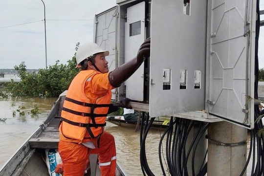Gần 100% khách hàng tại miền Trung được khôi phục cấp điện sau mưa lũ