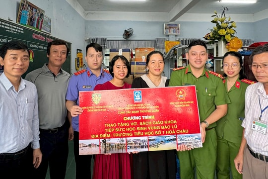 Trao tặng 4.000 đầu sách giáo khoa cho học sinh 3 trường tiểu học
