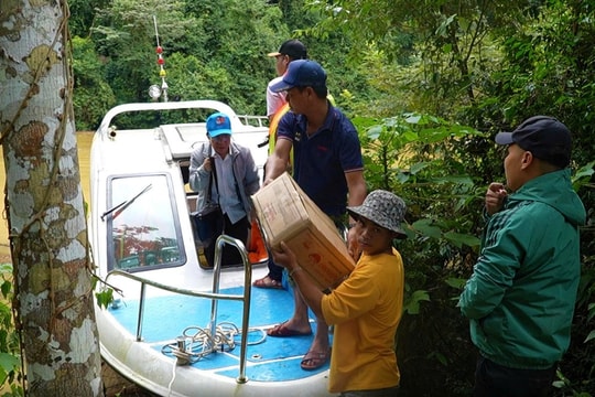 Công ty Cổ phần Thủy điện A Vương: Hỗ trợ cano vận chuyển hàng cứu trợ cho người dân vùng bị cô lập