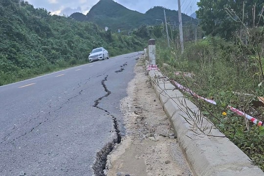 Đường ĐT601 xuất hiện nhiều vết nứt kéo dài