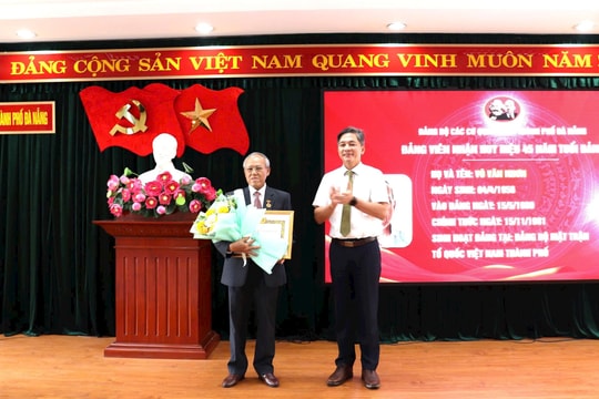 Trao Huy hiệu Đảng nhân kỷ niệm 108 năm Cách mạng Tháng Mười Nga