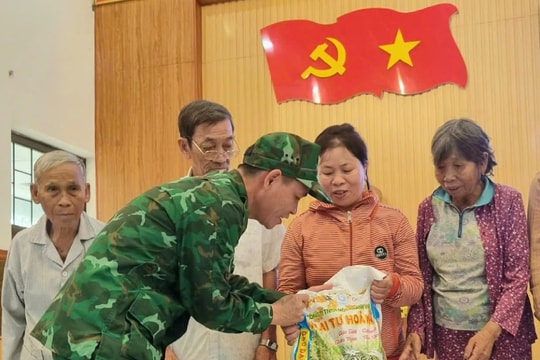 Bộ đội Biên phòng Đà Nẵng trao 2 tấn gạo cho người dân xã Thăng An, Thăng Trường