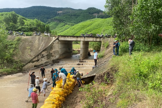 Xã Thượng Đức khắc phục sạt lở bờ sông, bờ kè xung yếu