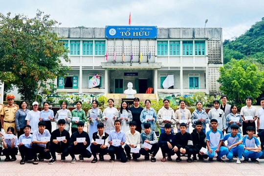 Cảnh sát giao thông Đà Nẵng trao 76 suất quà cho học sinh vùng lũ