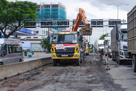 Khẩn trương khắc phục hư hỏng trên tuyến đường Ngô Quyền - Lê Văn Hiến