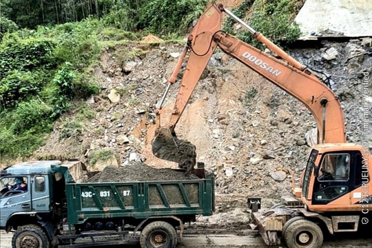 Nhiều vị trí đường bộ còn ách tắc do hậu quả mưa lũ