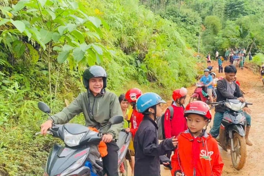 Giáo viên vượt núi, đưa trò trở lại trường sau mưa lũ