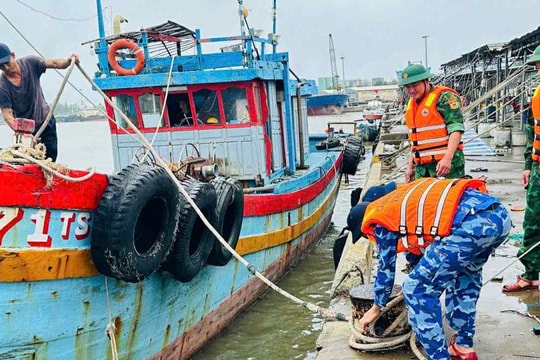 Bộ đội Biên phòng sát cánh cùng người dân ứng phó bão số 13