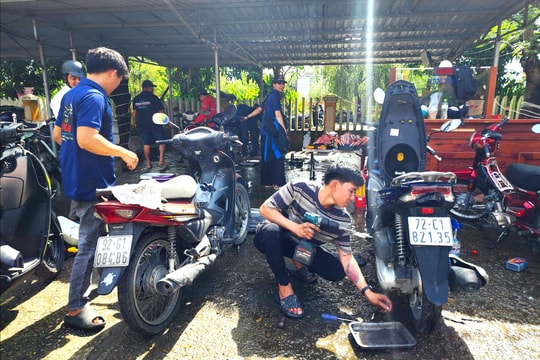 Đoàn viên, tình nguyện viên sửa xe miễn phí hỗ trợ người dân