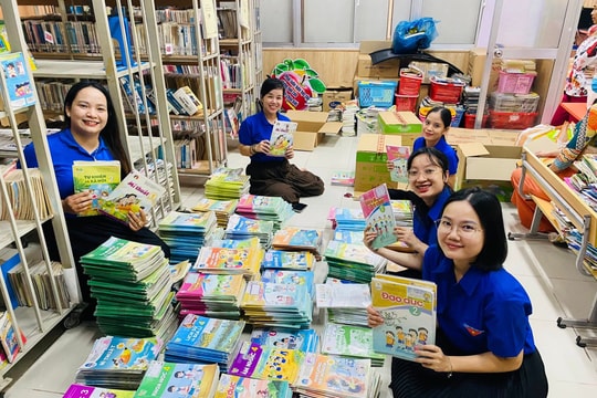 Gửi nghĩa tình tới học sinh vùng lũ