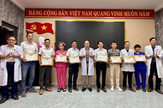Bệnh viện Đa khoa khu vực Quảng Nam khen thưởng 15 cá nhân xuất sắc trong phòng, chống lũ lụt