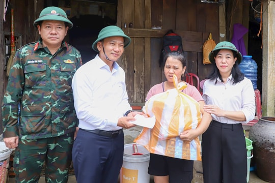 Phó Bí thư Thường trực Thành ủy Nguyễn Đình Vĩnh thăm, trao quà hỗ trợ người dân bị thiệt hại do mưa lũ tại các xã Nông Sơn, Quế Sơn Trung