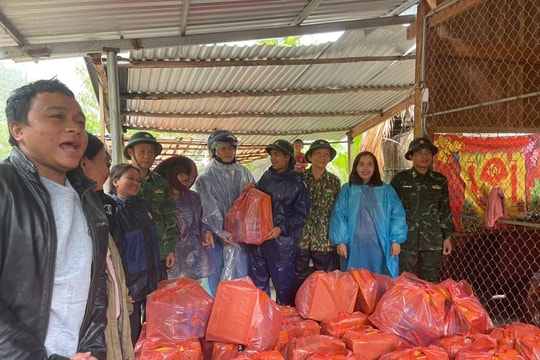 Xã Avương tiếp tế gần 150 suất quà đến người dân 2 thôn bị cô lập