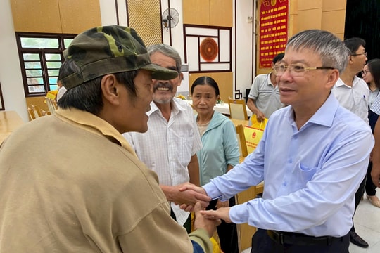 Phó Bí thư Thành ủy, Chủ tịch HĐND thành phố Nguyễn Đức Dũng thăm, tặng quà người dân bị thiệt hại do mưa lũ