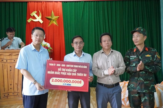 Phó Bí thư Thành ủy Ngô Xuân Thắng kiểm tra công tác ứng phó bão số 13 và tặng quà người dân xã Tây Hồ
