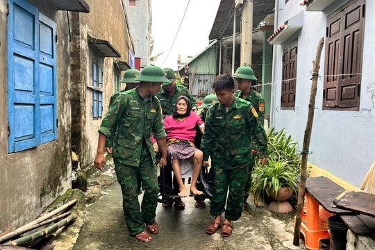 Lính biên phòng giúp dân chống bão