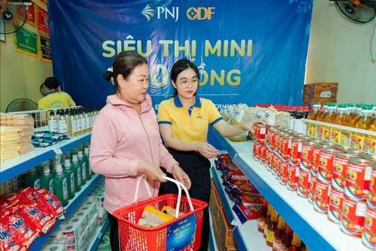 “Siêu thị mini 0 đồng” hỗ trợ người dân vùng lũ Điện Bàn