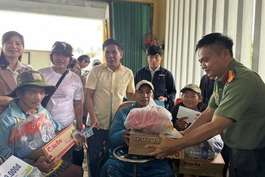 Trao quà cho người dân vùng lũ tại thành phố Huế và Đà Nẵng