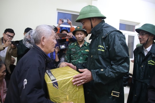 Bí thư Thành ủy Đà Nẵng Lê Ngọc Quang kiểm tra công tác ứng phó bão số 13 tại Núi Thành, Quảng Phú, Bàn Thạch
